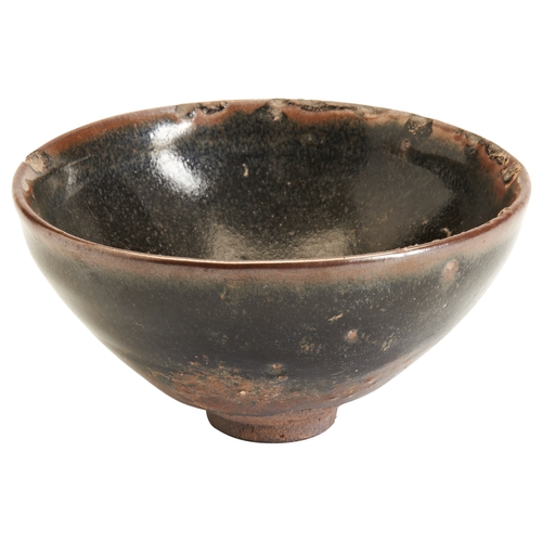 26 - AN 'OIL SPOT' JIAN BOWL SONG DYNASTY (AD 960-1279)黑釉油滴盏 宋covered in a black glaze suffused with a pa... 