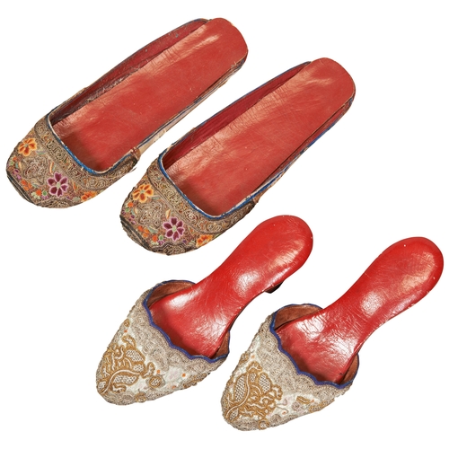 341 - TWO PAIRS OF CHINESE PERANAKAN EMBROIDERED SLIPPERSEARLY 20TH CENTURY刺绣鞋一对 20世纪早期each finely worked ... 