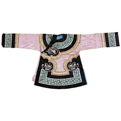 347 - A LILAC-GROUND EMBROIDERED SILK WOMANS SHORT JACKETLATE QING DYNASTY刺绣女服  晚清the lilac brocade ground... 