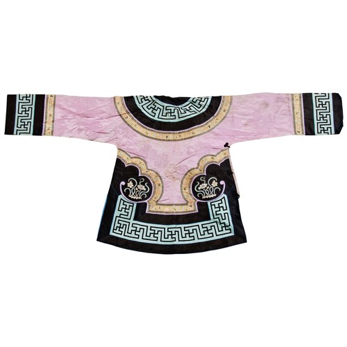 347 - A LILAC-GROUND EMBROIDERED SILK WOMANS SHORT JACKETLATE QING DYNASTY刺绣女服  晚清the lilac brocade ground... 