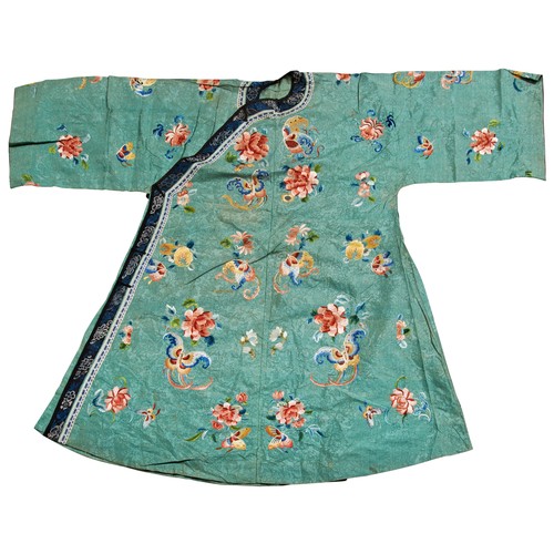 356 - A GREEN-GROUND EMBROIDERED SILK INFORMAL ROBELATE QING DYNASTY刺绣女服 晚清the green brocade ground finely... 