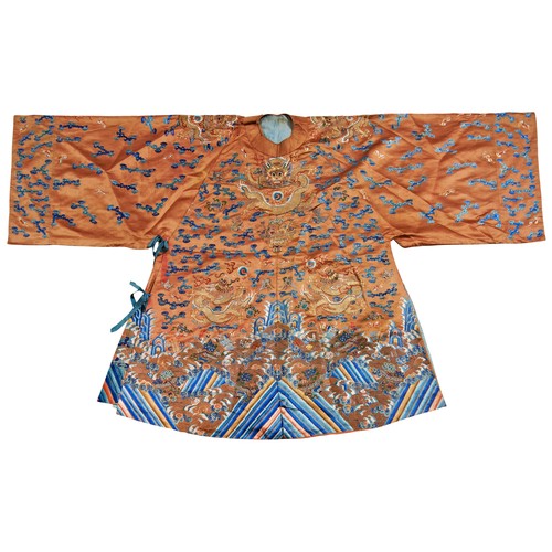 360 - A CORAL-GROUND EMBROIDERED SILK 'DRAGON' ROBE (JIFU)QING DYNASTY, 19TH CENTURY刺绣海水龙纹吉服 清 19世纪the sil... 