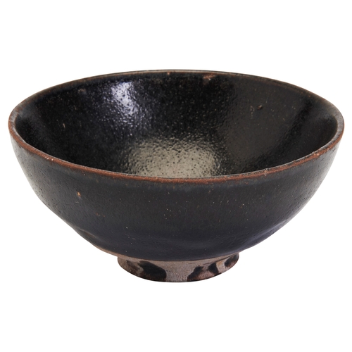 20 - A JIAN BLACK GLAZED BOWLSONG DYNASTY建窑黑瓷盏 宋with deep conical sides, the interior and exterior covere... 