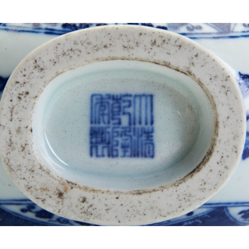 59 - A BLUE AND WHITE MOONFLASKQIANLONG SEAL MARK, 18TH/19TH CENTURY青花锦纹蒜头绶带扁壶 大清乾隆年制 18/19世纪modelled aft... 