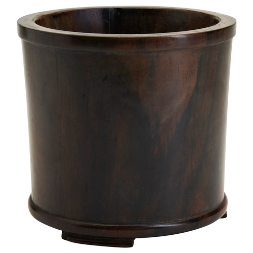 384 - A HUANGHUALI BRUSHPOT, BITONGQING DYNASTY, 17TH / 18TH CENTURY黄花梨笔筒 清 17/18世纪the cylindrical plain s... 