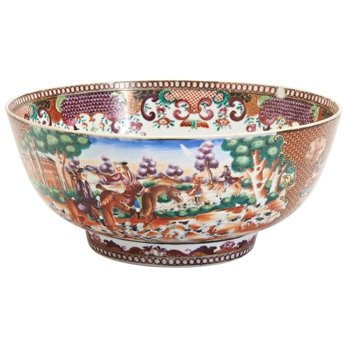 183 - A CHINESE EXPORT PORCELAIN 'MANDARIN PALETTE' FOXHUNTING BOWLQIANLONG PERIOD, CIRCA 1785粉彩开光‘狩猎’ 潘趣碗... 