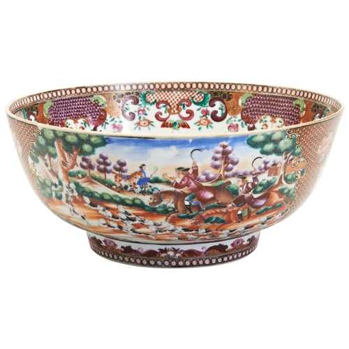 183 - A CHINESE EXPORT PORCELAIN 'MANDARIN PALETTE' FOXHUNTING BOWLQIANLONG PERIOD, CIRCA 1785粉彩开光‘狩猎’ 潘趣碗... 