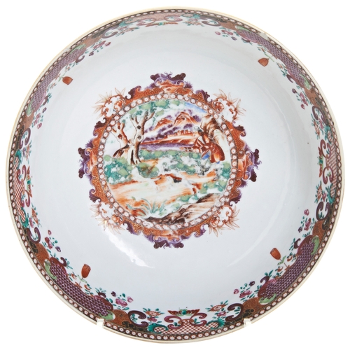 183 - A CHINESE EXPORT PORCELAIN 'MANDARIN PALETTE' FOXHUNTING BOWLQIANLONG PERIOD, CIRCA 1785粉彩开光‘狩猎’ 潘趣碗... 