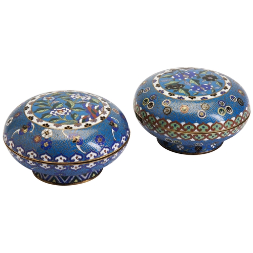 330 - TWO CLOISONNE CIRCULAR COVERED BOXESQING DYNASTY, JIAQING PERIOD掐丝珐琅盖盒 清 嘉庆the covers each with a la... 