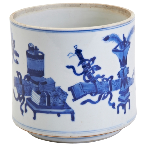 65 - A BLUE AND WHITE 'HUNDRED ANTIQUES' JARKANGXI PERIOD (1662-1722)青花‘博古纹’罐 康熙the cylindrical sides pai... 