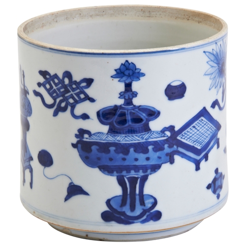 65 - A BLUE AND WHITE 'HUNDRED ANTIQUES' JARKANGXI PERIOD (1662-1722)青花‘博古纹’罐 康熙the cylindrical sides pai... 