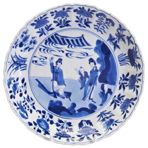 66 - A BLUE AND WHITE SCALLOPED DISHKANGXI PERIOD (1662-1722)青花仕女纹盘 清 康熙decorated with a narrative scene ... 