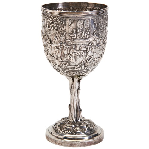 326 - A CHINESE EXPORT SILVER GOBLETEARLY 20TH CENTURY 高脚银杯 20世纪早期with fine repoussé decoration depicting ... 