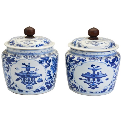 68 - A PAIR OF BLUE AND WHITE 'HUNDRED-ANTIQUES' COVERED JARSKANGXI PERIOD (1662-1722)青花‘博古纹’盖罐 清 康熙the c... 