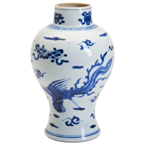 67 - A BLUE AND WHITE 'PHOENIX' VASEKANGXI PERIOD (1662-1722)青花凤纹瓶 清康熙the baluster sides painted with two... 