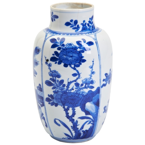 69 - A SMALL BLUE AND WHITE BALUSTER VASEKANGXI PERIOD (1662-1722)青花花卉纹瓶 清康熙the sides painted in tones of... 