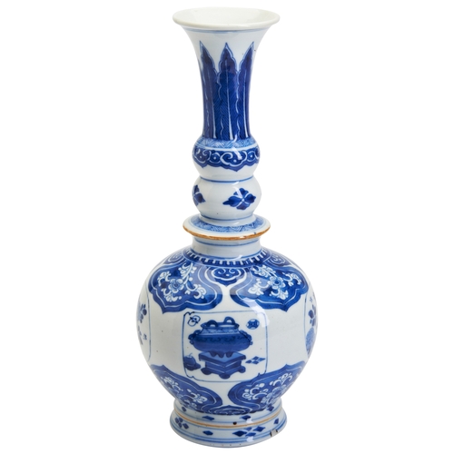 71 - A BLUE AND WHITE DOUBLE GOURD VASEKANGXI PERIOD (1662-1722)青花花卉纹瓶 清 康熙the trumpet-shaped neck decora... 