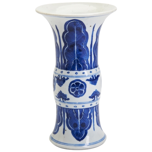 72 - A BLUE AND WHITE BEAKER VASE, GUKANGXI PERIOD (1662-1722)青花芭蕉纹花孤 清 康熙decorated in underglaze blue in... 