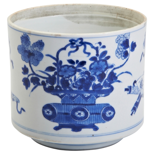 74 - A BLUE AND WHITE CYLINDRICAL JARKANGXI PERIOD (1662-1722)青花花卉纹罐 清 康熙the sides painted in tones of un... 