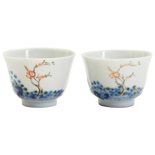 198 - A PAIR OF FAMILLE VERTE 'HIBISCUS' MONTH CUPSKANGXI SIX CHARACTER MARK, 19TH CENTURY青花五彩花卉诗文杯一对 大清康熙... 