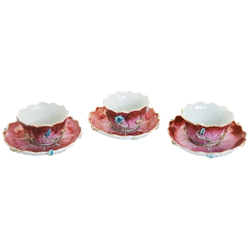 203 - A SET OF THREE CHINESE PORCELAIN FAMILLE ROSE TEA BOWLS AND SAUCERS QIANLONG, CIRCA 1750粉彩杯碟一组 清 乾隆1... 