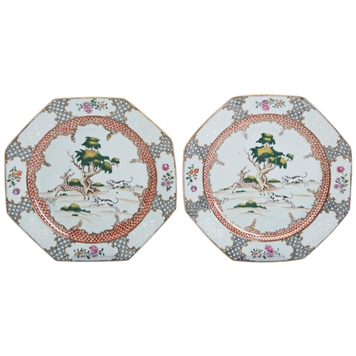 205 - A PAIR OF CHINESE EXPORT PORCELAIN FAMILLE ROSE OCTAGONAL PLATES QIANLONG, 1736-1795粉彩狩猎纹盘 清 乾隆paint... 