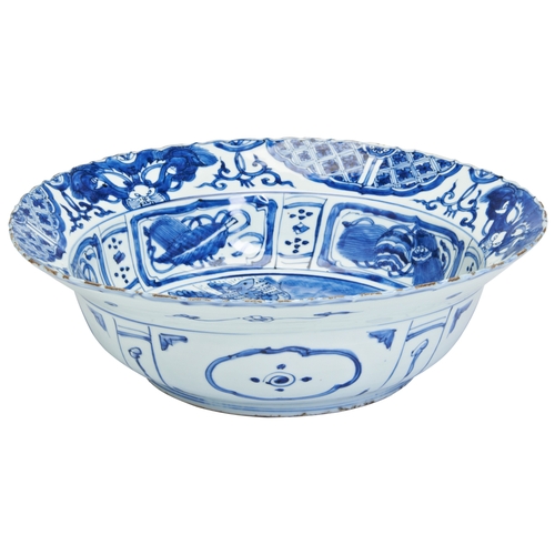 76 - A FINE CHINESE PORCELAIN BLUE AND WHITE DEEP 'KRAAK' BASIN WANLI, 1573-1619青花花鸟克拉克纹盘 万历 1537-1619 pa... 