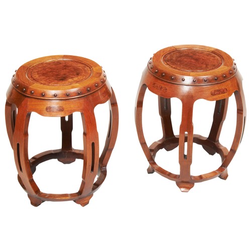 440 - A PAIR OF CHINESE 'HONGMU' BARREL-SHAPED STOOLSCIRCA 1900红木椅 1900the tops inset with burl wood above... 