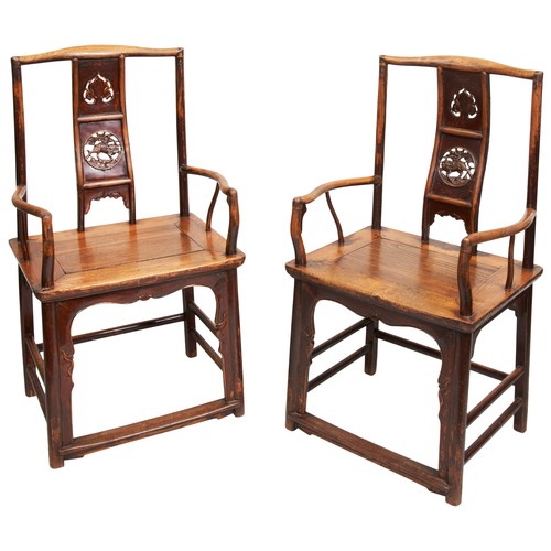 441 - A PAIR OF CHINESE 'YUMU' (ELMWOOD) ARMCHAIRS SUZHOU, 1850-1880苏作 榉木官帽椅  1850-1880each with a rectang... 