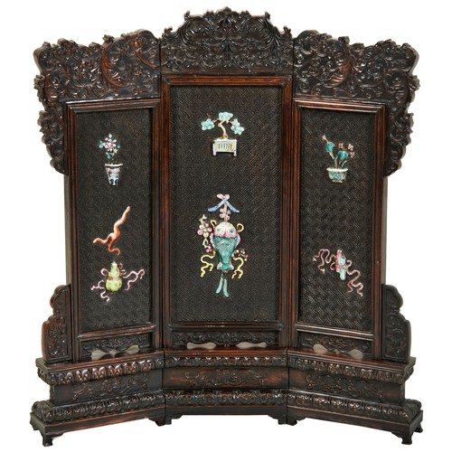 450 - A FINE AND RARE HUANGHUALI AND FAMILLE ROSE PORCELAIN MOUNTED TABLE SCREENQING DYNASTY, 18TH / 19TH ... 