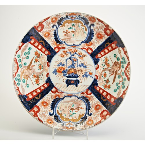 463 - A JAPANESE IMARI CHARGER EDO PERIOD, 18TH CENTURYdecorated with a central medallion enclosing a flow... 