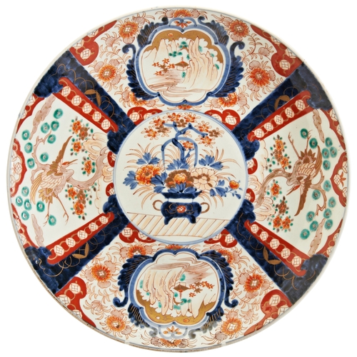 463 - A JAPANESE IMARI CHARGER EDO PERIOD, 18TH CENTURYdecorated with a central medallion enclosing a flow... 