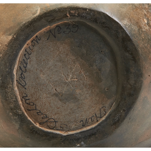 6 - A BLACK POTTERY TWO-HANDLED AMPHORAWESTERN HAN DYNASTY 黑陶双耳罐 西汉with two whorl-shaped reserves on eac... 