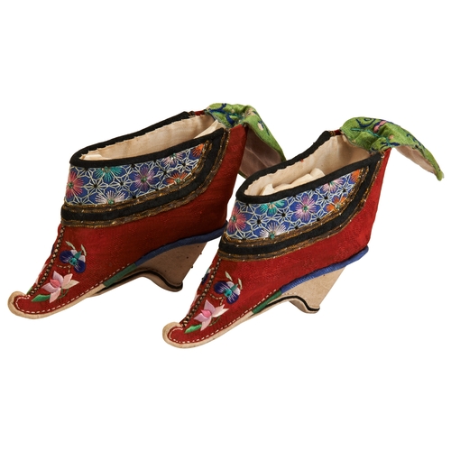 364 - A PAIR OF CANTON EMBROIDERED SILK SHOESLATE QING DYNASTY刺绣三寸金莲鞋 晚清for bound feet9cm long approx... 