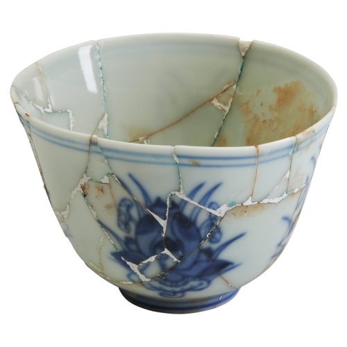 81 - A BLUE AND WHITE WINE CUP,CHENGHUA SIX CHARACTER MARK AND OF THE PERIOD明成化 青花莲纹杯 大明成化年制 the sides pa... 