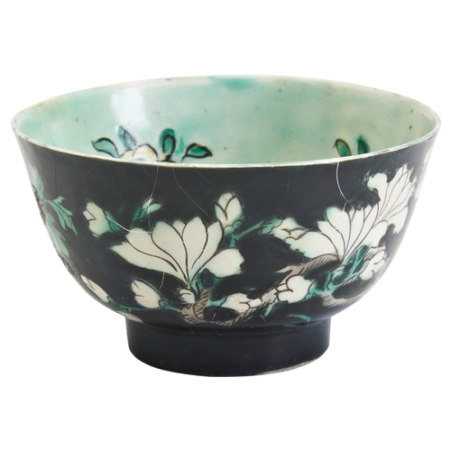 214 - A SMALL FAMILLE NOIR BOWLKANGXI PERIOD (1662-1722)墨彩花卉纹杯 清 康熙the exterior painted with blossoming pe... 