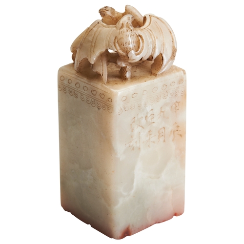 301 - A CARVED SOAPSTONE SEAL CARVED BY JING NIAN WAI HAO HOU ZHONGQING DYNASTY (1644-1911)寿山石蝠钮印 清(1644-1... 