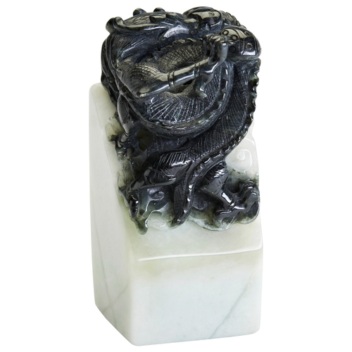 323 - A CARVED HARDSTONE SEAL20TH CENTURY灰白玉印 20世纪carved with a dragon clutching a flaming pearl7.4cm high... 