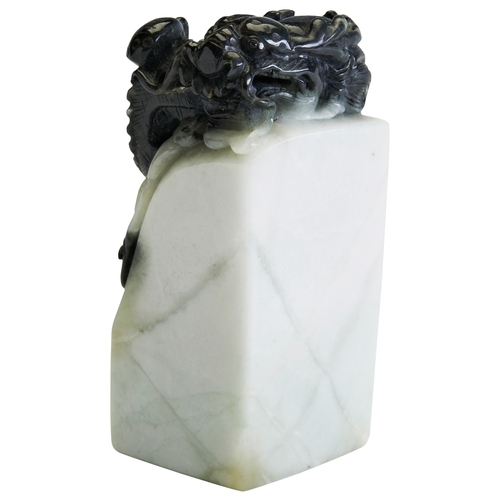 323 - A CARVED HARDSTONE SEAL20TH CENTURY灰白玉印 20世纪carved with a dragon clutching a flaming pearl7.4cm high... 