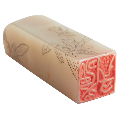 324 - A CARVED STONE SEAL20TH CENTURY石印 20世纪carved with blossoming flowers and leafy stems, inscribed Chan... 