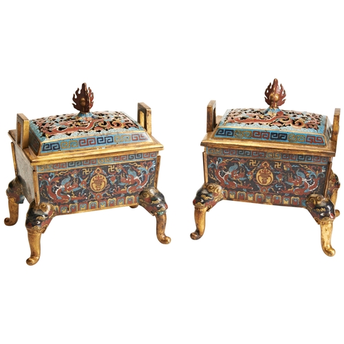 334 - A PAIR OF QING DYNASTY CLOISONNE INCENSE BURNERS AND COVERS,QING DYNASTY (1644-1911)掐丝珐琅香炉一对  清(1644... 