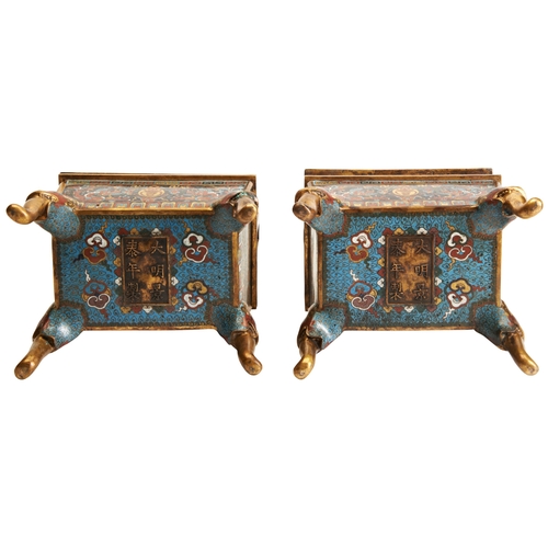 334 - A PAIR OF QING DYNASTY CLOISONNE INCENSE BURNERS AND COVERS,QING DYNASTY (1644-1911)掐丝珐琅香炉一对  清(1644... 