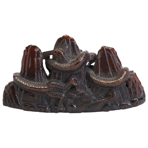 401 - A HORN BRUSH REST DECORATED WITH TWO DRAGONS CHASING THROUGH THE MOUNTAIN,19/20TH CENTURY 角雕笔架山 清 19... 