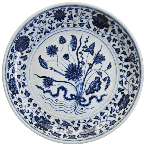 82 - A LARGE BLUE AND WHITE 'LOTUS BOUQUET' PORCELAIN DISH, MING STYLE, 19/20TH CENTURY青花一把莲大盘 19/20世纪blu... 