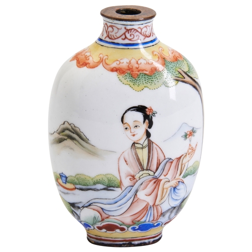 231 - A BEIJING ENAMEL SNUFF BOTTLE WITH GUANGXU MARK, 19TH CENTURY 铜胎画珐琅鼻烟壶 光绪年制款painted with a court lad... 