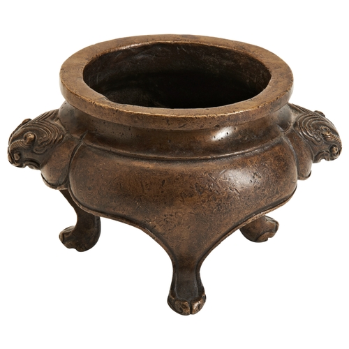 49 - A CHINESE BRONZE CENSER WITH BEASTS MASK HANDLES, WITH SIX-CHARACTER XUANDE MARK17TH/18TH CENTURY 三足... 