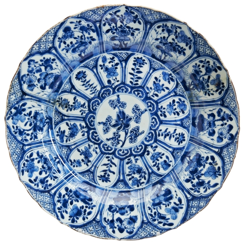 89 - A LARGE BLUE AND WHITE 'KRAAK-STYLE' DISHKANGXI PERIOD (1662-1722)青花花卉纹盘  清 康熙 the dish decorated wi... 