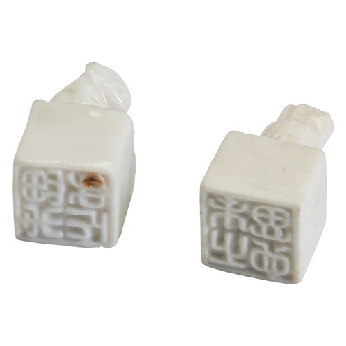 116 - A PAIR OF BLANC DE CHINE SEALS17TH/18TH CENTURY 德化印章一对 17/18世纪a pair of small modelled square porcel... 