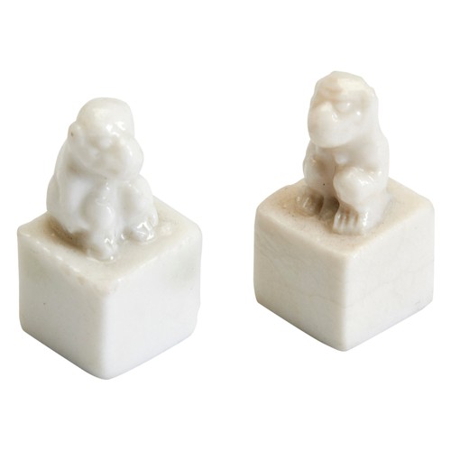 116 - A PAIR OF BLANC DE CHINE SEALS17TH/18TH CENTURY 德化印章一对 17/18世纪a pair of small modelled square porcel... 