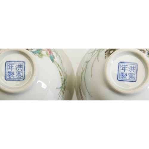 189 - A FINE PAIR OF FAMILLE ROSE WINE CUPSHONGXIAN SEAL MARK, 20TH CENTURY粉彩花卉纹杯一对 洪宪年制款finely decorated ... 